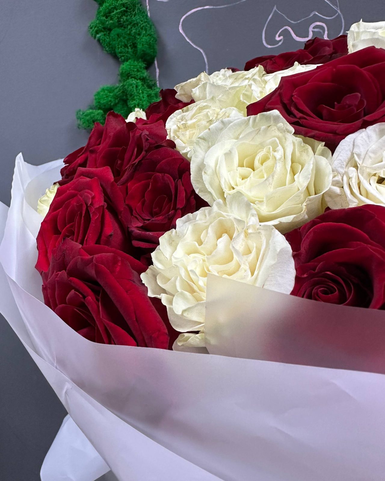 Букет микс из 101 премиальной белой и красной розы